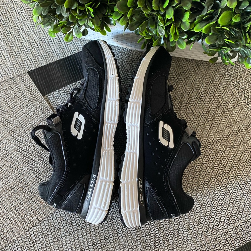 Skechers womens black and white shoes size 6.5.